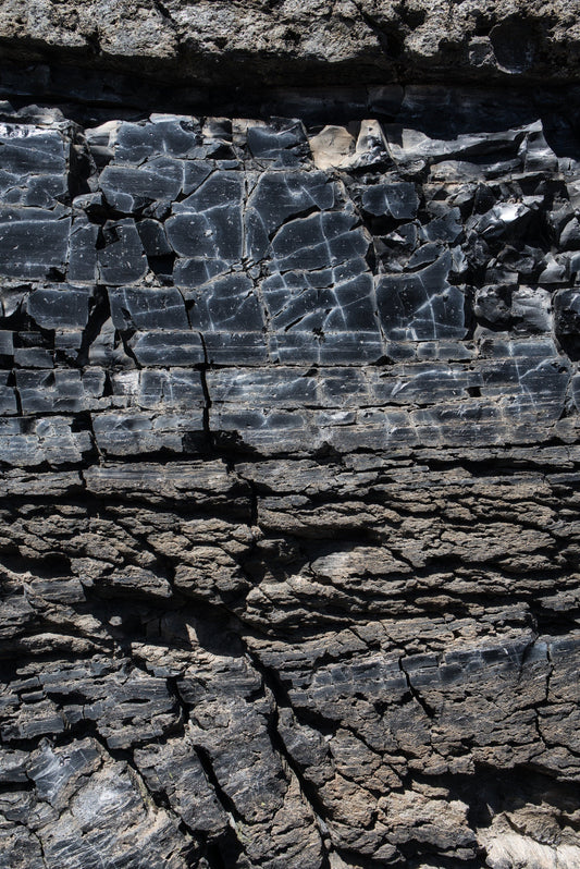 Schwarzer Obsidian Wirkung – kraftvoller Schutzstein mit glänzender Oberfläche, bekannt für seine transformierende und klärende Wirkung.