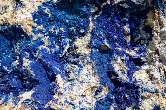 Leuchtend blauer Lapislazuli Heilstein mit goldenen Pyrit-Einschlüssen – Symbol für spirituelle Wirkung und tiefgehende Bedeutung.