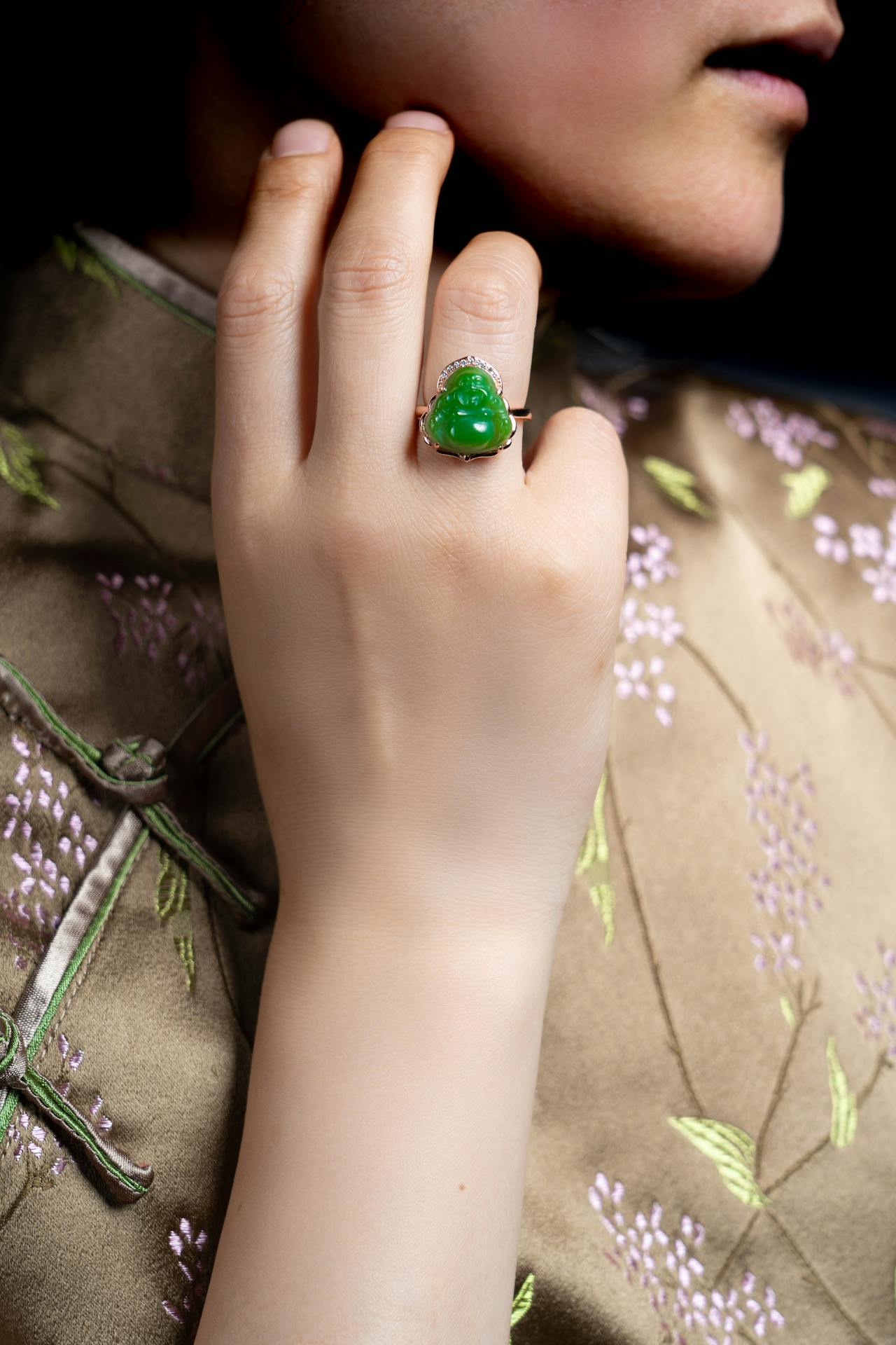 Eleganter Jade Edelstein Schmuck Ring mit lebhaftem Grün, ein Symbol für Ruhe und Ausgeglichenheit.