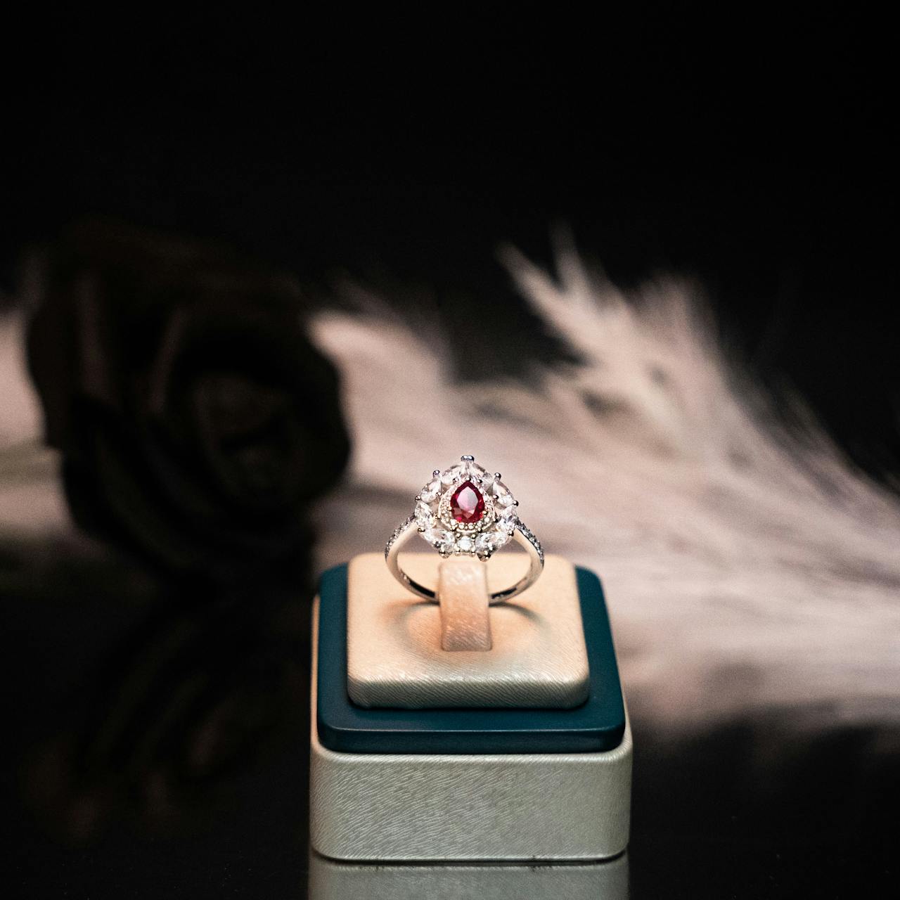 Edler Rubin Schmuck Ring in einer stilvollen Geschenkbox, bereit, mit seiner tiefroten Eleganz Freude zu bereiten.